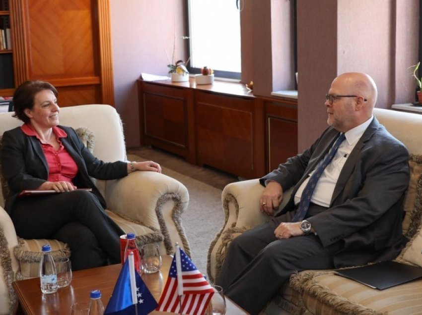 Gërvalla takoi ambasadorin amerikan, diskutojnë për ngjarjet aktuale