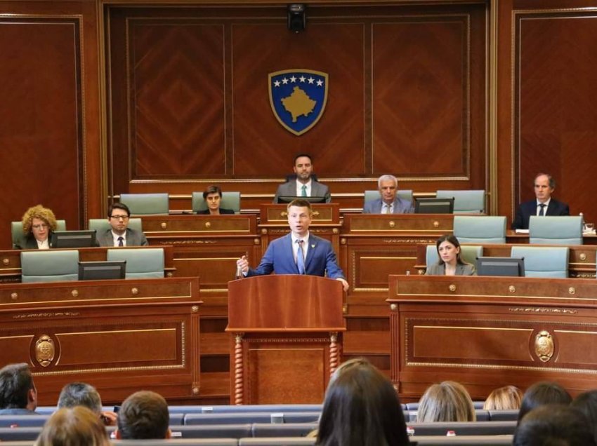 Deputeti ukrainas porosi për Kosovën: Armatosuni, askush nuk ju mbron