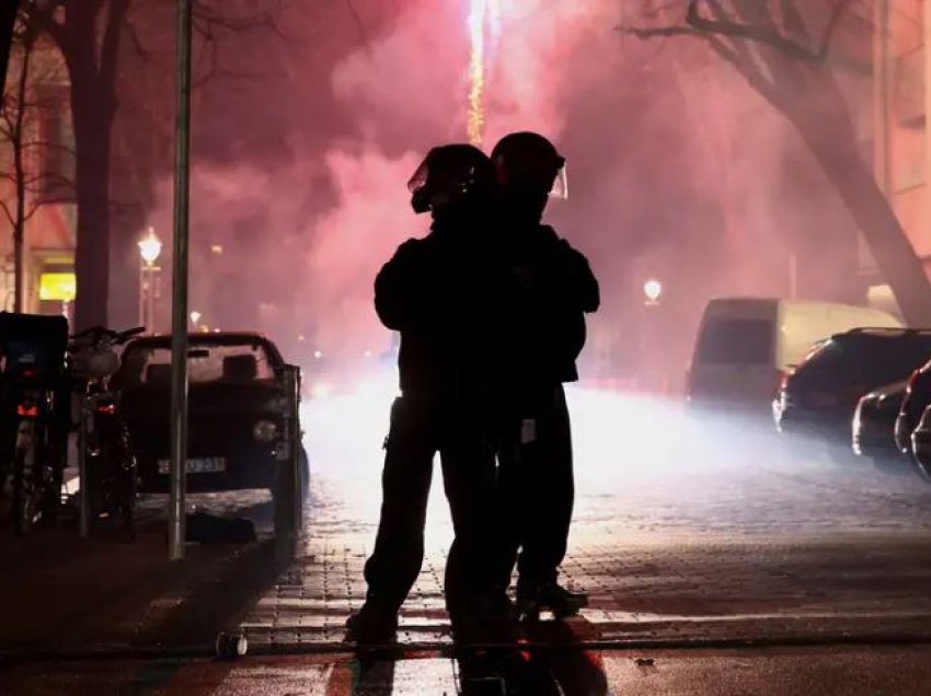 Plagosen 54 oficerë në natën e Vitit të Ri, policia e Berlinit arreston afro 390 presona