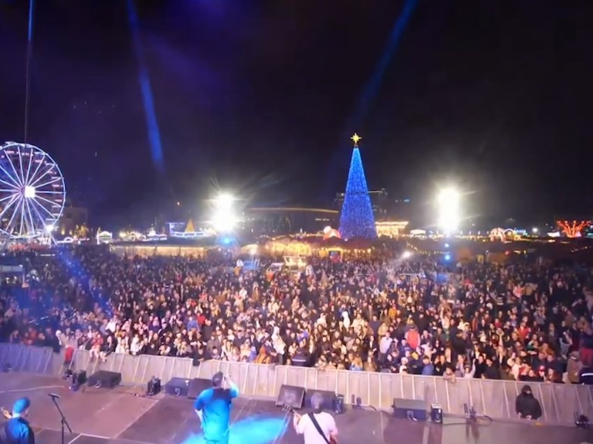 Viti i Ri 2024 troket në Shqipëri, Tirana ndriçohet nga fishekzjarret!
