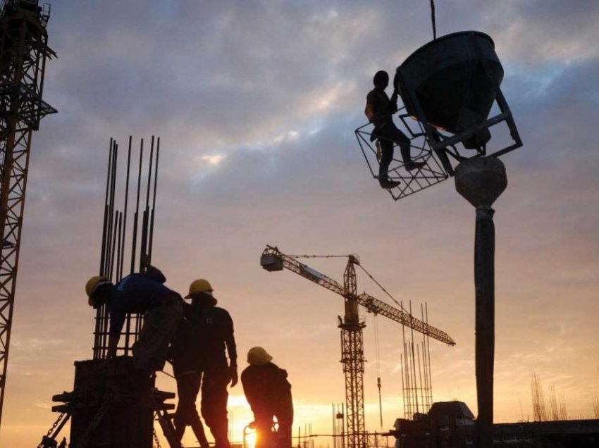 Rreth 12.000 punëtorë nga sektori i ndërtimtarisë janë larguar jashtë vendit