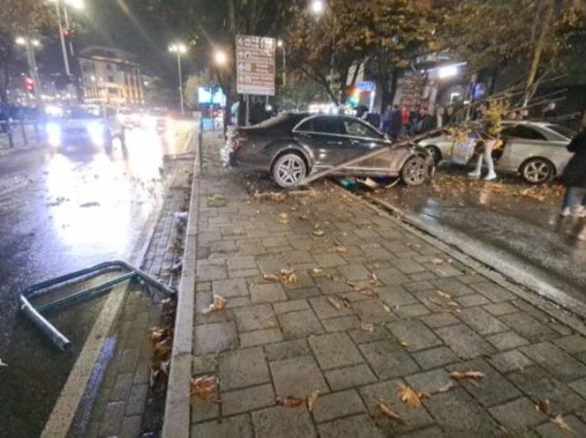 Aksident në Tiranë, makina del nga rruga dhe përfundon në trotuar, përplas një tjetër mjet