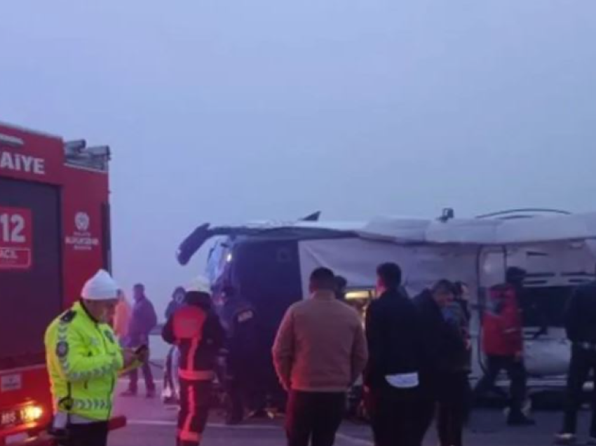 Aksident në Turqi, kamioni përplas një autobus me pasagjerë, 4 viktima dhe të paktën 29 të plagosur