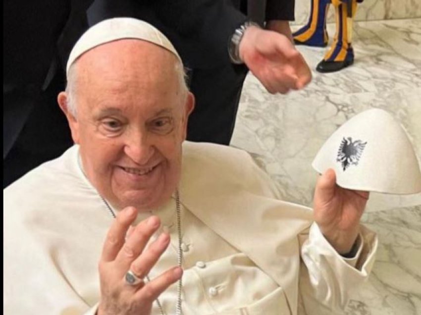 Papa fotografohet me plisin me shqiponjë 