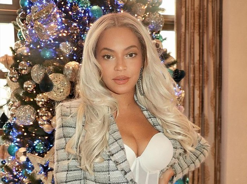 Beyonce mahniti me një korse të bardhë dhe minifund, natën e Vitit të Ri