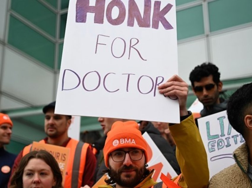 Mjekët në Britani në grevë 6-ditore, kërkojnë rritje të pagës