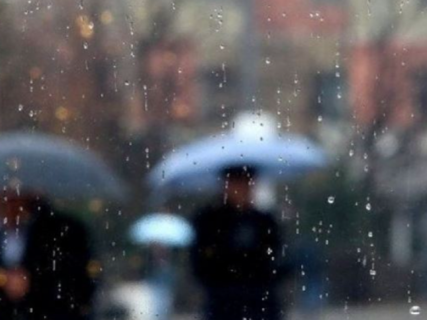 Moti në Shqipëri me shi dhe reshje bore