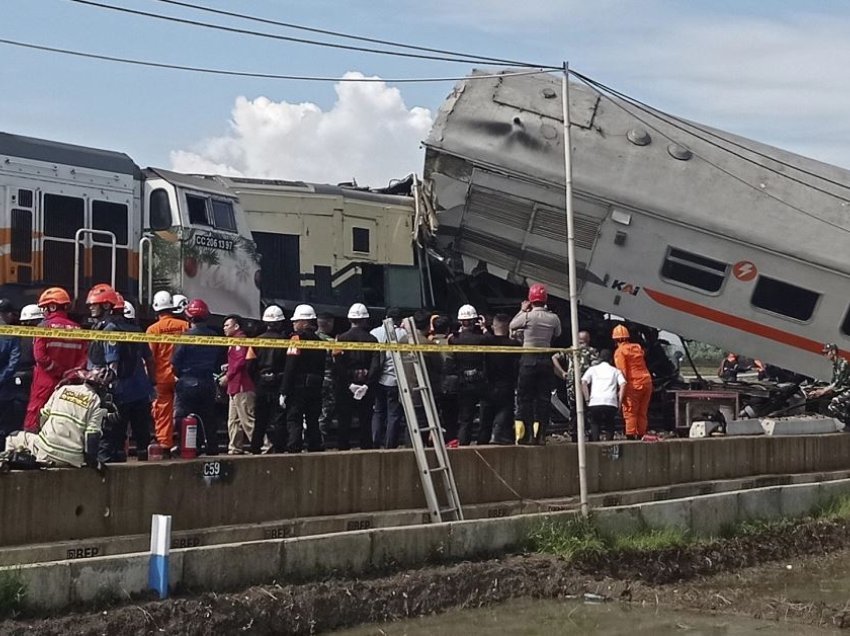 Aksident i frikshëm hekurudhor në Indonezi, 3 të vdekur nga përplasja e dy trenave, 28 të plagosur