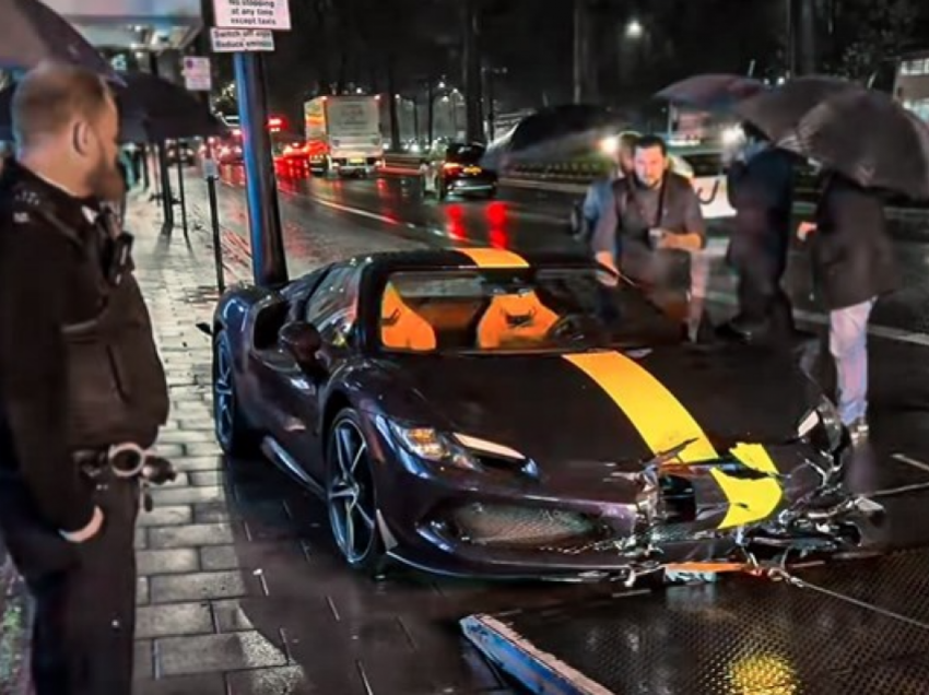 Dëmet e këtij Ferrari të aksidentuar në rrugët e Londrës thuhet të kapin vlerën e mbi 100 mijë eurove