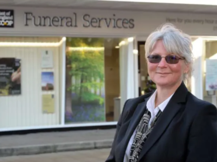Punonjësja e shtëpisë së funeralit shtypet për vdekje, në aksidentin tragjik gjatë ceremonisë mortore