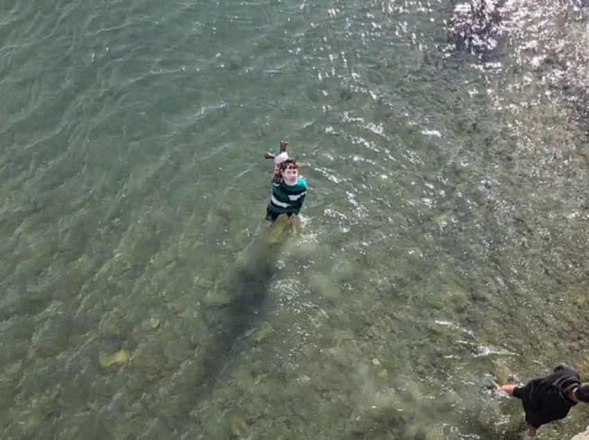  Kryqi hidhet në lumit Drino, arrin ta kapë një 13-vjeçar: I lumtur të marr bekimin e kësaj dite