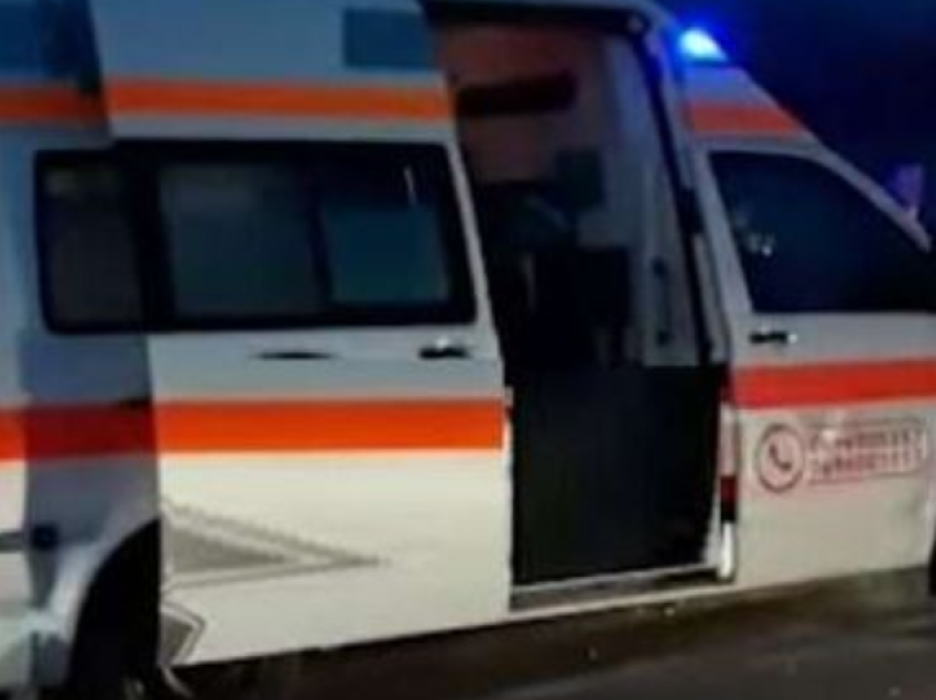 Humb kontrollin e ambulancës, lëndohet drejtuesi dhe infermierja në Fier