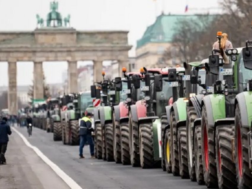 ​Bujqit gjermanë i bllokojnë rrugët për të protestuar kundër ndaljes së subvencioneve