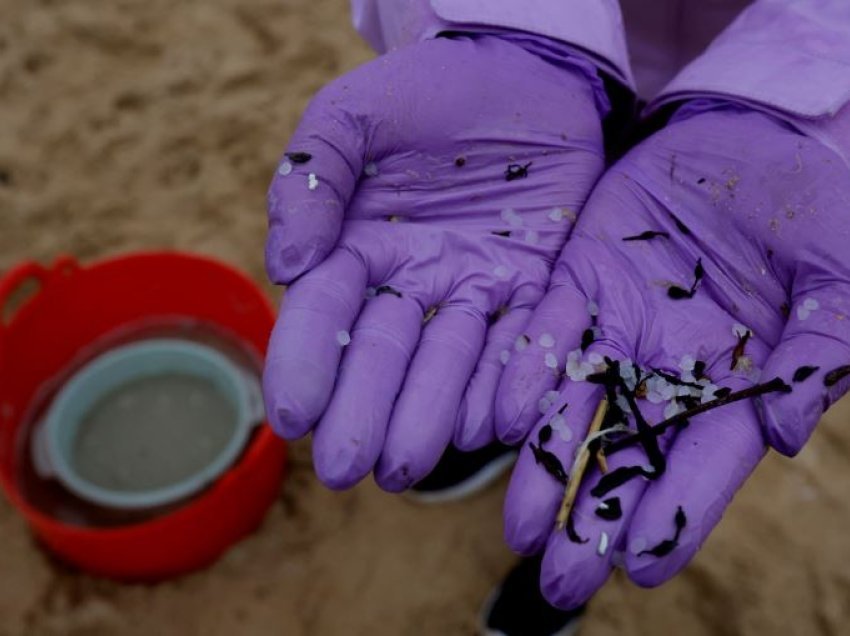Miliona “copëza plastike” mbulojnë plazhet në bregun spanjoll