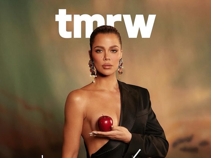 Khloe Kardashian pozon me një mollë mbi gjoksin e saj të zhveshur