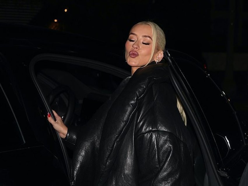Christina Aguilera duket tejet simpatike me një xhaketë lëkure dhe xhinse, teksa del për një darkë në Los Angeles