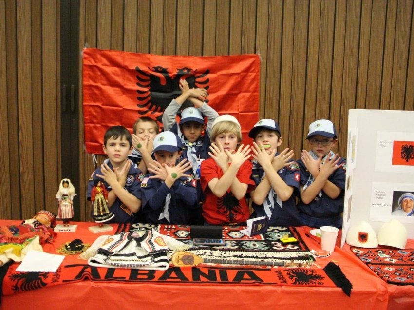 Gabriel Morgan dhe Liam Morgan, përfaqësuan Shqipërinë, me flamurin shqiptar në festivalin ndërkombëtar të Skuters