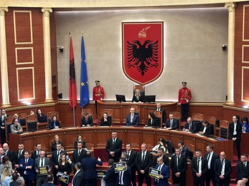 Kuvendi i Shqipërisë nis sesionin e ri me tensione, anulohet fjalimi i presidentit Begaj