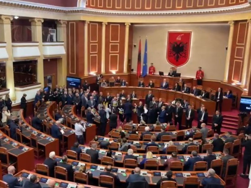 Nis me përplasje sesioni parlamentar, opozita bllokon foltoren e parlamentit
