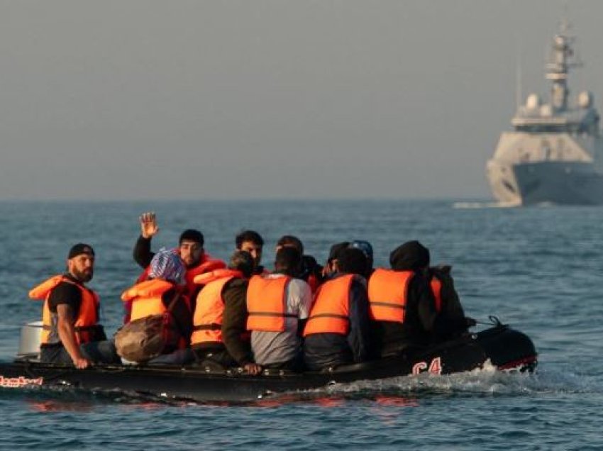 Fundjavë vdekjeprurëse në kanalin e La Manshit, shpëtohen 180 emigrantë që udhëtonin drejt Britanisë, vdesin 5 të tjerë