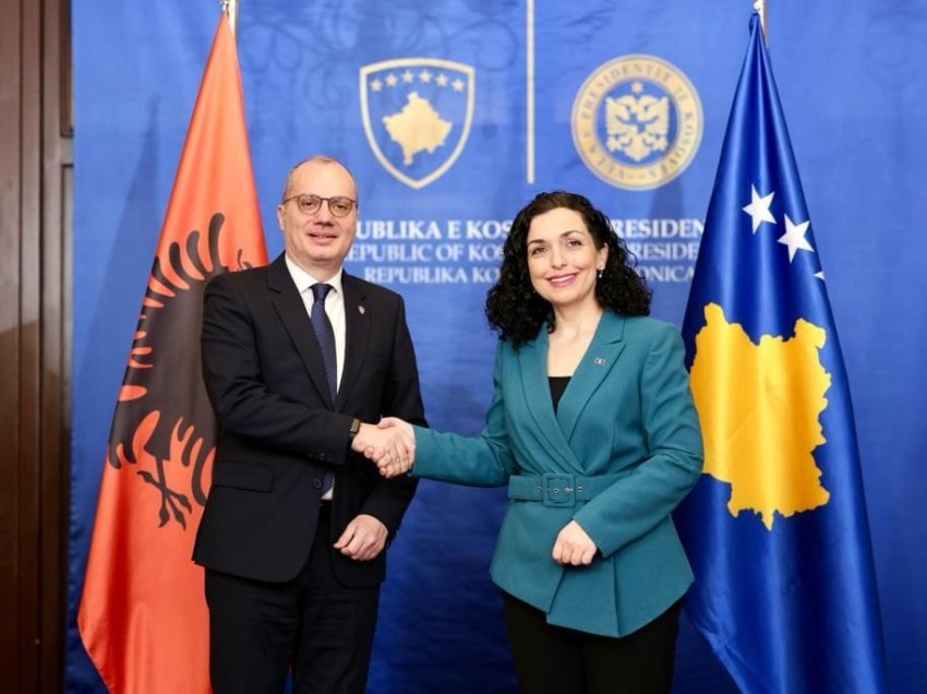 “Shqipëria aleat i përjetshëm i Kosovës”, “Serbia të ndalojë së dërguari ushtrinë në kufi me Kosovën”- mesazhet që përcolli kryediplomati i Shqipërisë