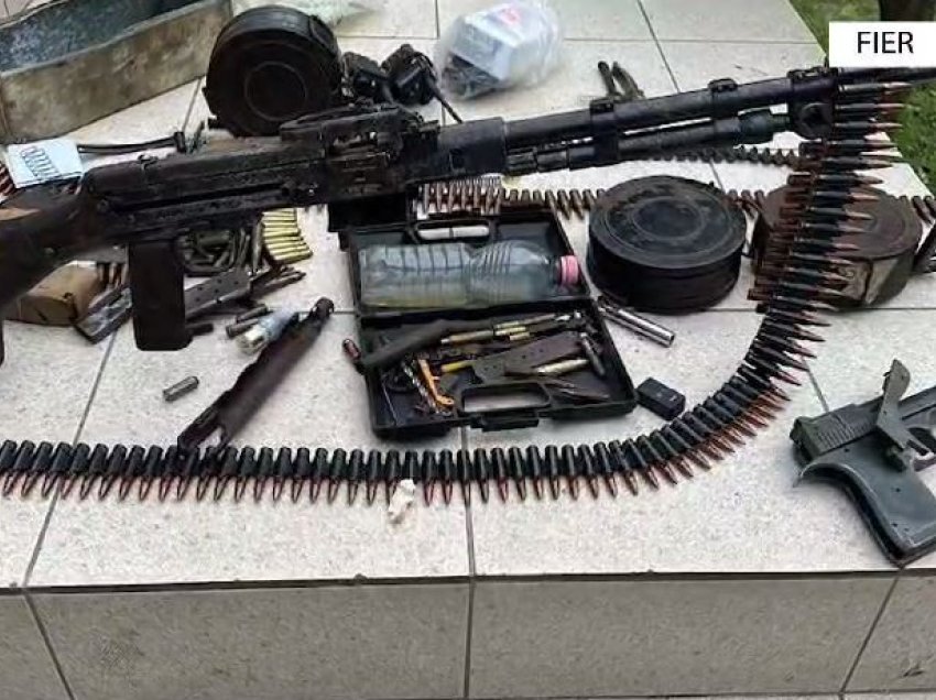 Policia sekuestron arsenal armësh në Fier, përfshirë 1 mitraloz e bomba dore