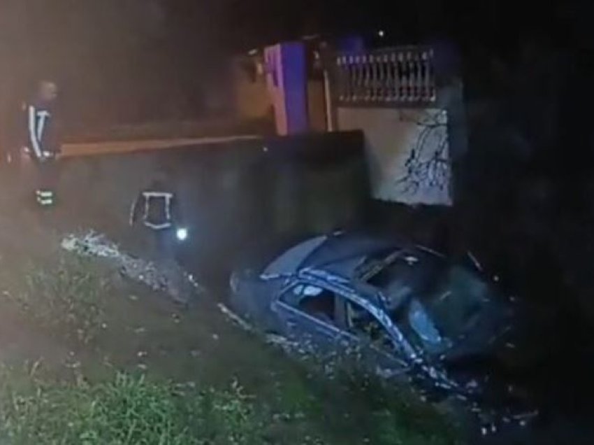 Humbi kontrollin e makinës dhe përfundoi i bllokuar në kanal, pamje nga aksidenti i rëndë në Lushnjë