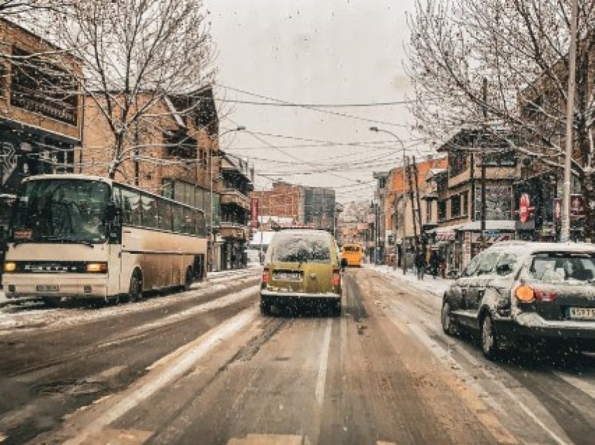 ​Automjetet rrëshqasin edhe në rrugët e pastruara në Prishtinë