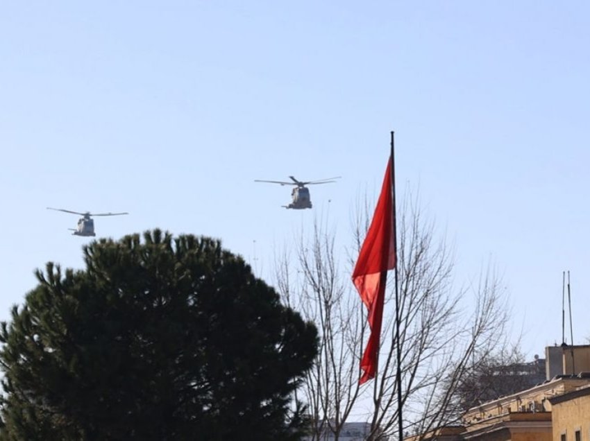 Helikopterët britanikë Merlin fluturojnë mbi Tiranë