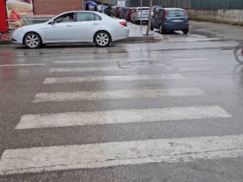 Parkimet e gabuara/ Durrës, makinat bllokojnë edhe vizat e bardha, qytetarët: Janë të rrezikshme