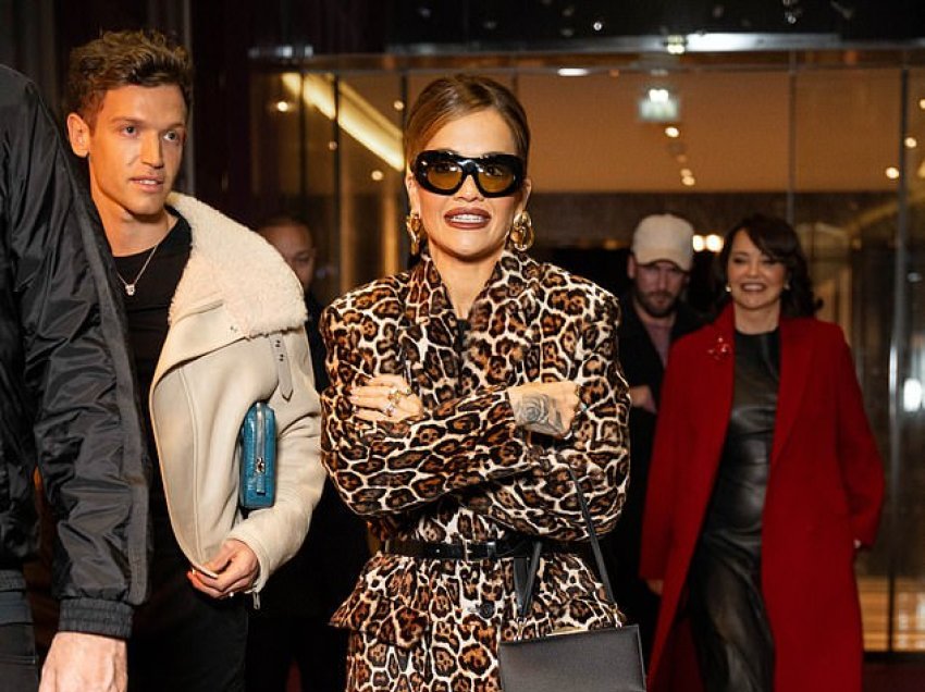 Rita Ora dridhen në të ftohtin e Parisit, ndërsa shoqërohet nga e ëma e saj në Javën e Modës