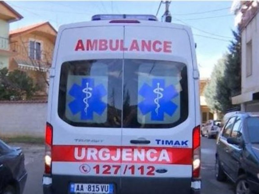 Ndezi zjarr në oborrin e banesës, 74-vjeçari në Vlorë pëson djegie, dërgohet në spitalin e Traumës