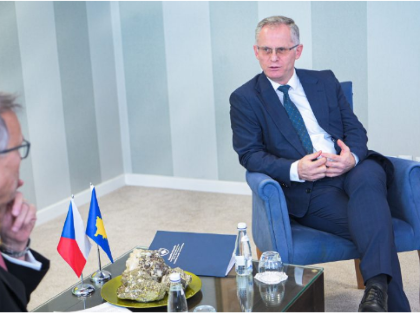 Bislimi takohet me ministrin çek, biseduan rreth planit për integrimin evropian të Kosovës