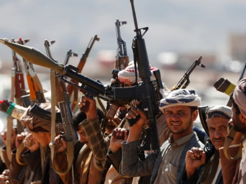 SHBA-ja dhe Britania sanksionojnë zyrtarë të lartë të Huthëve pas sulmeve në Detin e Kuq
