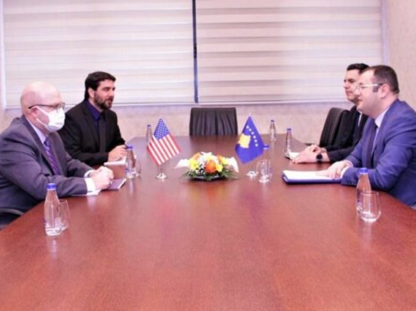 Ambasadori amerikan takon guvernatorin e BQK’së, i kërkon shtyrjen e zbatimit të rregullores së re që e përjashton dinarin