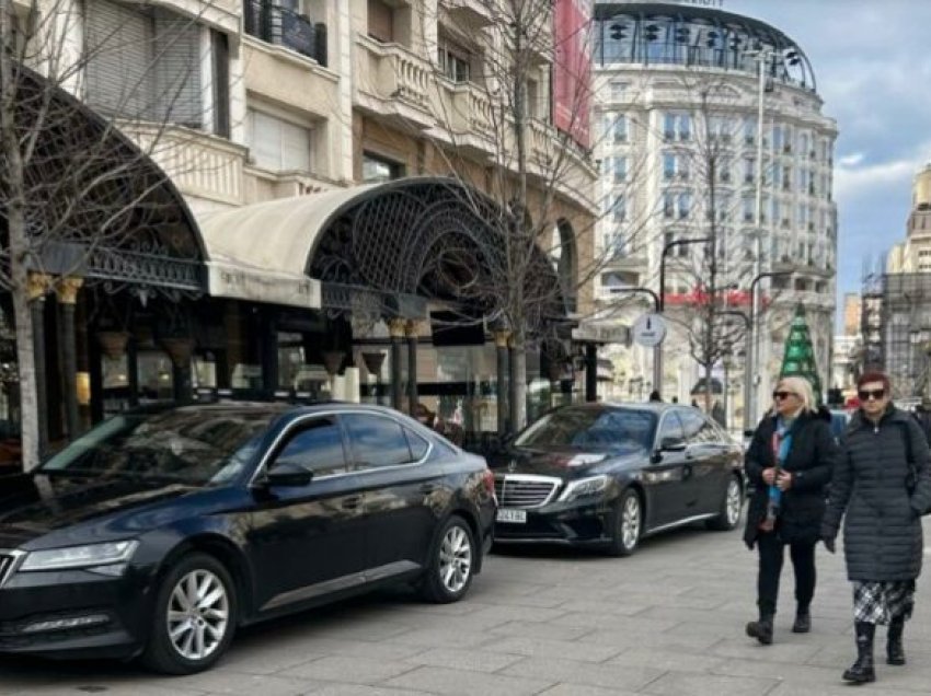 OBRM-PDUKM: Talat Xhaferi e realizoi projektin e parë, e parkoi makinën e tij në shesh për të pirë kafe