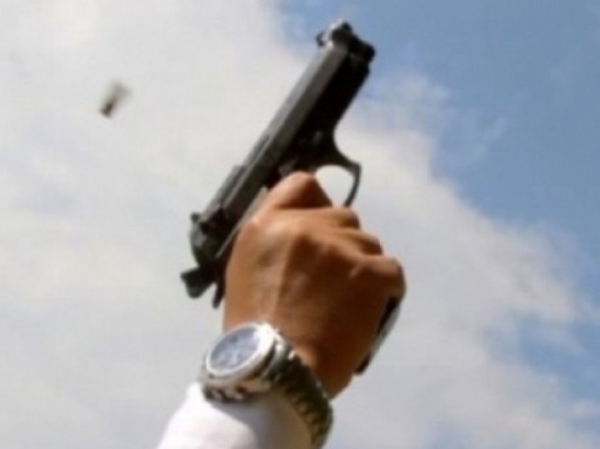 Shpërndau një video duke shtënë me armë, Policia ia konfiskon armën