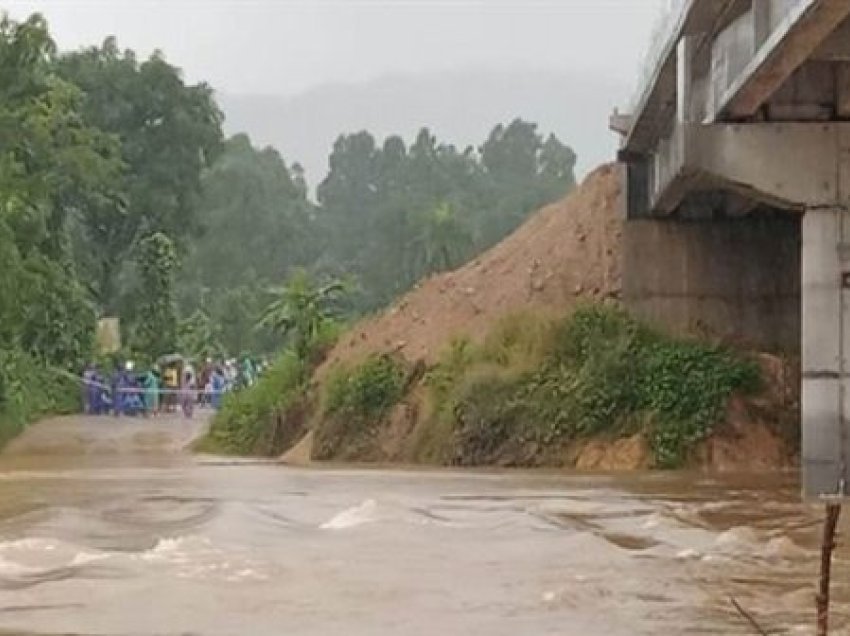 “Çmendet” moti në këtë vend, stuhia dhe shirat e dendur shkaktojnë 22 viktima