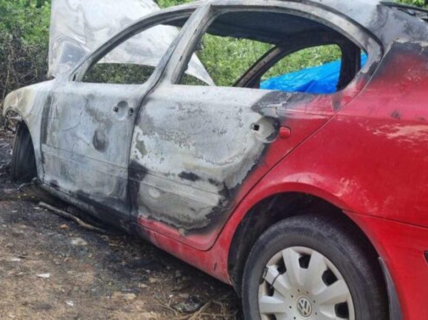 Përfshihen nga zjarri dy vetura me targa serbe në Mitrovicë të Veriut