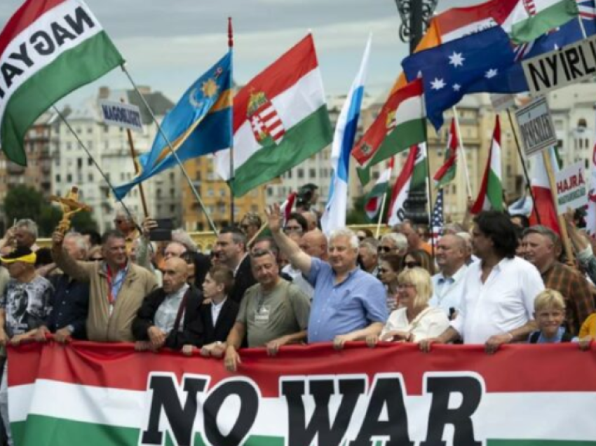 Mijëra hungarezë dynden rrugëve në krah të Orban/ Mesazhet dhe thirrjet e tyre: Jo luftë!