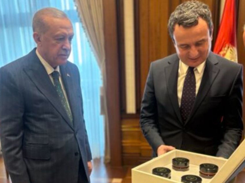 Dalin fotot, ja dhuratat që i shkëmbyen Kurti dhe Erdogan