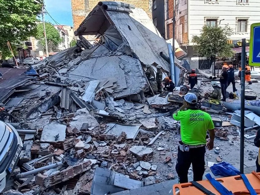 Video e frikshme/ Momenti i shembjes së ndërtesës trekatëshe në Stamboll - nën rrënoja dëgjohen zëra të njerëzve