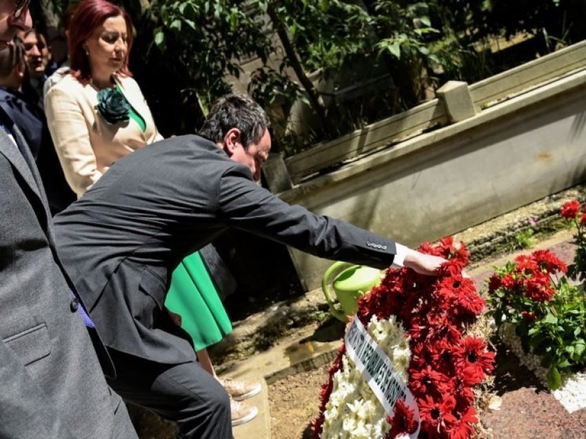 Kurti vendos lule te varri i Sami Frashërit në Stamboll