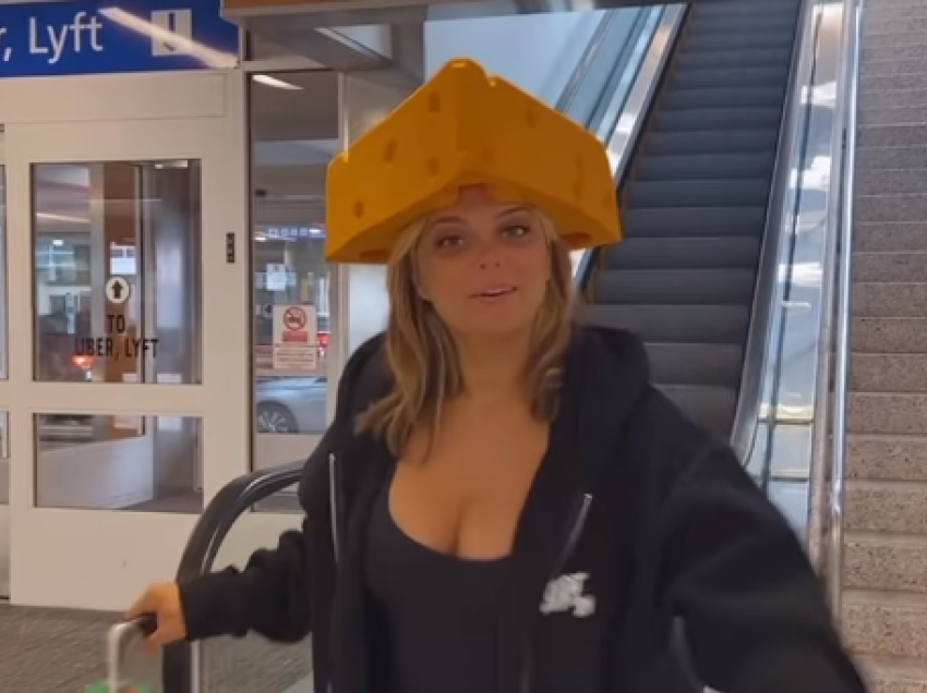 Bebe Rexha shkon në aeroport me një kapelë në formë djathi 