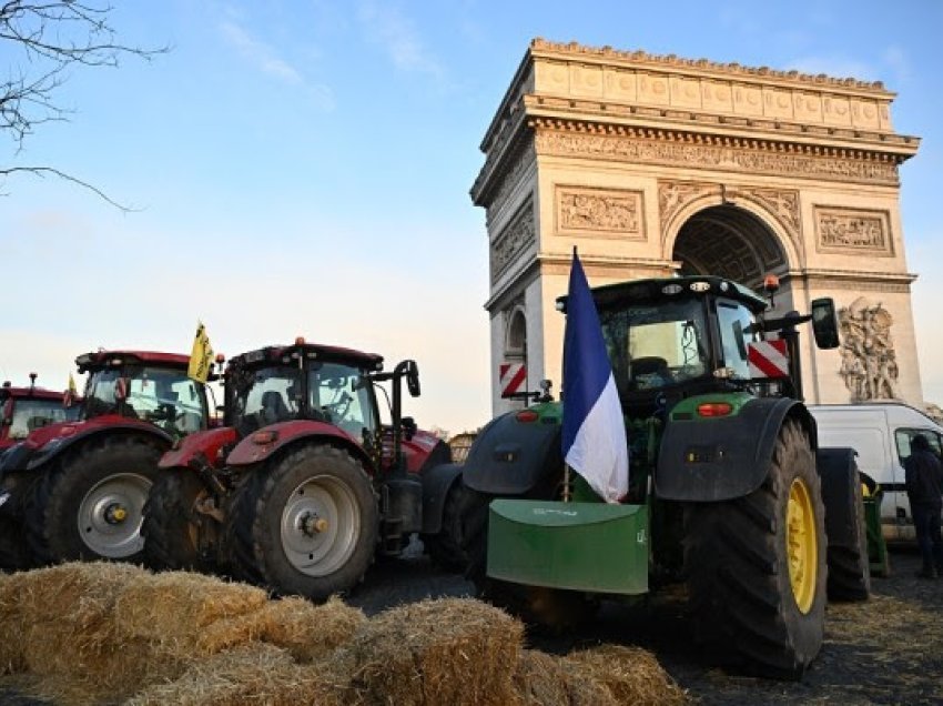 ​Fermerët francezë bllokojnë rrugët me traktorë në Paris