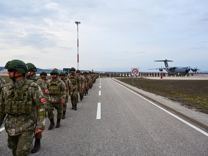 Trupa shtesë të KFOR-it në Kosovë: Eksperti i sigurisë jep “alarmin”: Serbia ka diku rreth 48 baza ushtarake rreth kufirit!