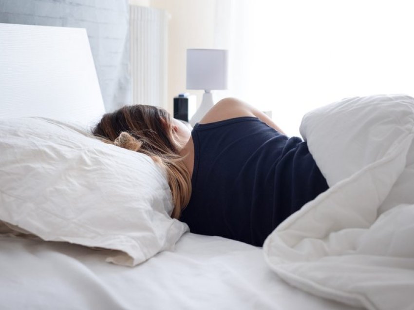 A ndikon pozicioni i gjumit në shëndetin e zemrës?