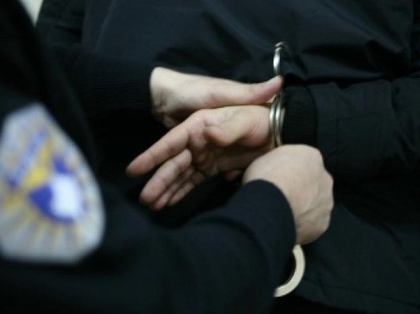 Prishtinë: Policia e kap në flagrancë një 24-vjeçar me marihuanë e thikë, ndalohet për 48 orë