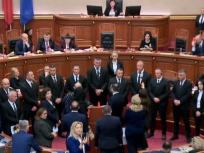 Përsëri kaos në Kuvendin e Shqipërisë, kalon projektligji për investime strategjike