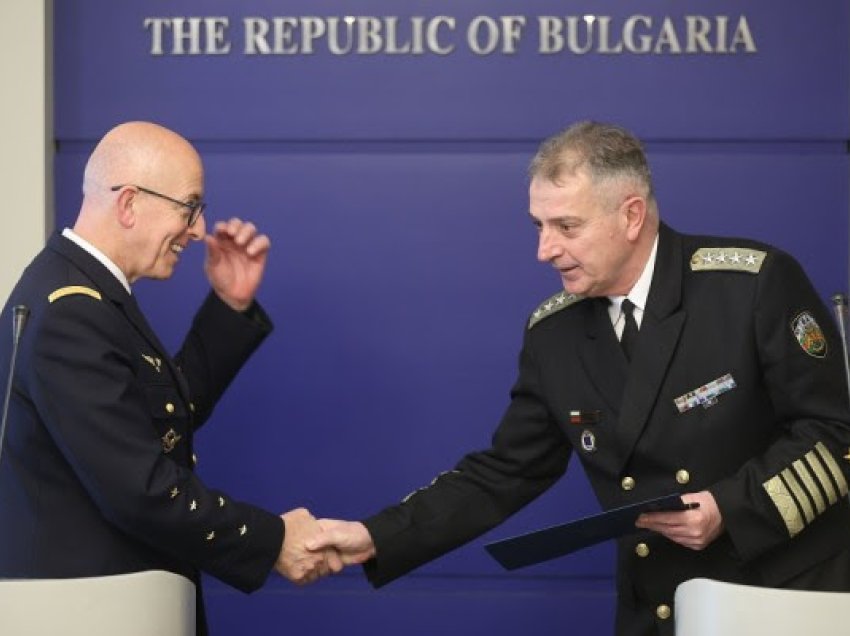 ​Shefi i Mbrojtjes bullgare, Admirali Eftimov, në konferencë me gjeneralin e NATO-s